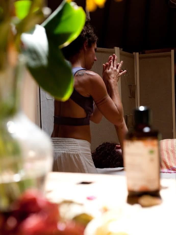 Massage holistique avec mobilisation douce du bras pendant le Rituel Déesse au Cacao Spa.