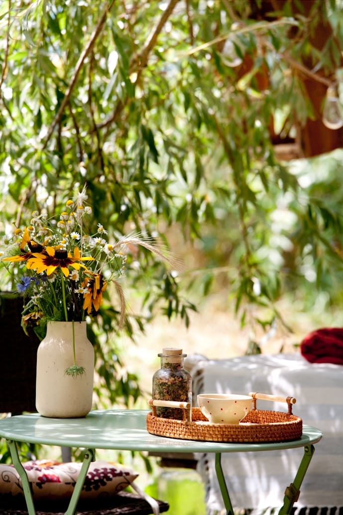 table-jardin-vase-fleurs-ete-espace-relaxation-guillestre.jpg